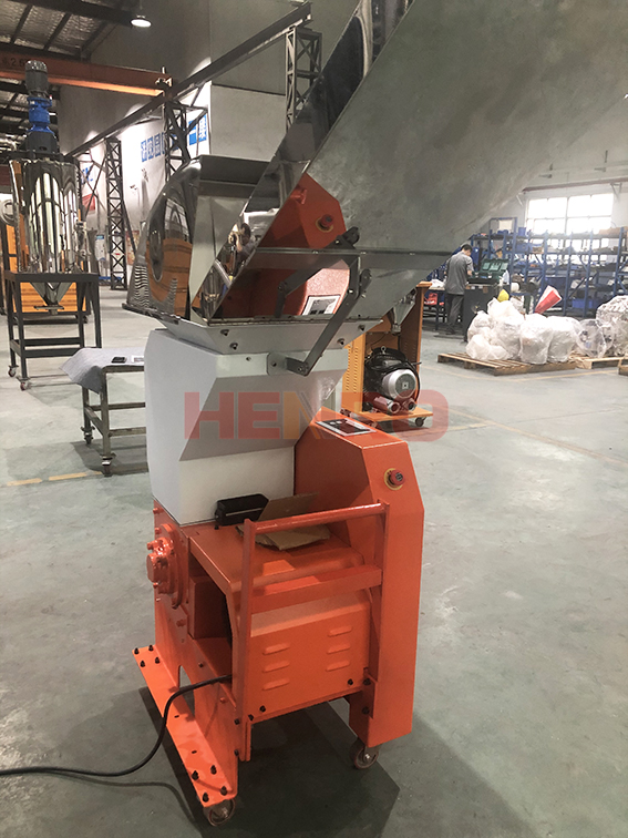 工業(yè)原料再生的關(guān)鍵設(shè)備:塑料粉碎機(jī) 工業(yè)原料再生的關(guān)鍵設(shè)備:塑料粉碎機(jī)
